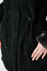 Gewachsene Damen Lammfelljacke mit Kapuze in schwarz mit Reißverschluss