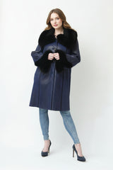 Moderne lange Damen Lammfelljacke mit Knöpfen hoch schließbar.