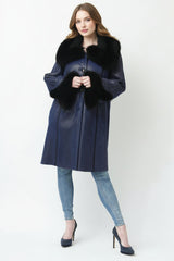 Moderne lange Damen Lammfelljacke mit Knöpfen hoch schließbar.