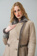 Lange Damen Lammfelljacke aus Merinolamm mit Knöpfe und hoch schließbar