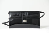 kleine, elegante Leder-Damenhandtasche ohne Henkel.