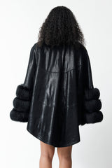 Exklusiver Damen Lederponcho aus geprägtem Lammnappa schwarz mit Blaufuchs Verbrämungen