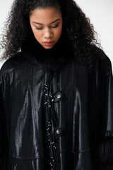 Exklusiver Damen Lederponcho aus geprägtem Lammnappa schwarz mit Blaufuchs Verbrämungen