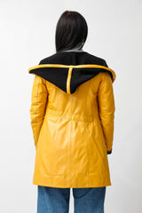 Lange Damenlederjacke tailliert in Lammnappa Gelb mit schwarze Kapuze gestrickt