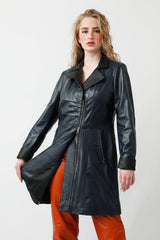 Damen Lederjacke Lammnappa mit Farbkontrast blau schwarz tailliert mit Zweiwegereißverschluss