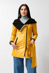 Lange Damenlederjacke tailliert in Lammnappa Gelb mit schwarze Kapuze gestrickt