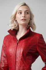 Kurze duenne Damen Lederjacke aus Lammnappa rot tailliert ohne Wattierung