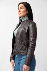 Kurze sportliche Damenlederjacke tailliert aus Lammnappa in Aubergine und Stehkragen