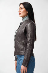 Kurze sportliche Damenlederjacke tailliert aus Lammnappa in Aubergine und Stehkragen