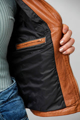 Kurze sportliche Damenlederjacke tailliert aus Lammnappa in cognac und Stehkragen