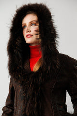 Langer Damen Ledermantel mit Kapuze Crocodesign braun mit Finnraccoon verbrämung