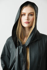 Langer Damen Ledermantel in Petrol mit schwarz abgesetzt und Schalkapuze aus ziegennappa