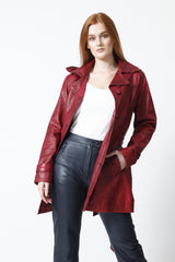 Trenchcoat aus Leder für Damen in der Farbe rot. Ledermantel mit Gürtel für Damen.