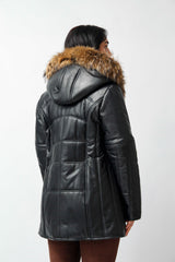 Damenlederparka aus Lammnappa in schwarz mit Volllederkapuze und Echten Fuchsstreifen