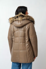 Damenlederparka aus Lammnappa in taupe mit Volllederkapuze und Echten Fuchsstreifen