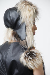 Schwarze Damen Leder Tschapka mit Goldfuchs Verbrämung und zwei Bommeln