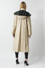 Damen Ledermantel aus nappierten Ziegenleder beige Schwarz und einer Schalkapuze