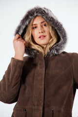 Gewachsene Damen Merino-Lammfelljacke mit Kapuze in braun