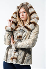 Kurze leichte Damen Lammfelljacke mit großer Kapuze und Knöpfen zum hoch schließen