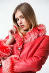 Kurze Damen Lammfelljacke aus Entrefinolamm mit Toskana Lammfellkragen in rot