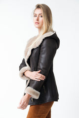 Kurze Damen Lammfelljacke mit Kapuze außen glatt und Reißverschluss