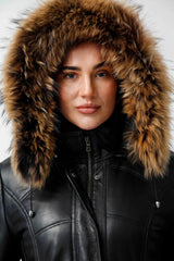 Damenlederparka aus Lammnappa in schwarz mit Volllederkapuze und Echten Fuchsstreifen