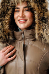 Damenlederparka aus Lammnappa in taupe mit Volllederkapuze und Echten Fuchsstreifen