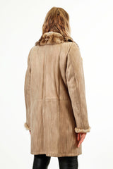 Lange Damenlammfelljacke aus spanisch Entrefino Lamm Beige mit Bisam Verbrämungen