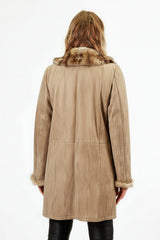 Lange Damenlammfelljacke aus spanisch Entrefino Lamm Beige mit Bisam Verbrämungen