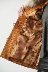 Leichte Damenlederjacke in Lammnappa cognac und Croco-opptik durch Lasertechnik und Pelzkragen