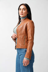 Kurze sportliche Damenlederjacke tailliert aus Lammnappa in cognac und Stehkragen