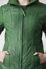 Kurze leichte echte Damen Lederjacke tailliert aus feinem Lammnappa in grün.
