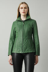 Kurze leichte Damen Lederjacke tailliert aus feinem Lammnappa in grün.