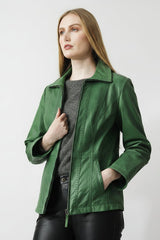 Kurze leichte echte Damen Lederjacke tailliert aus feinem Lammnappa in grün.