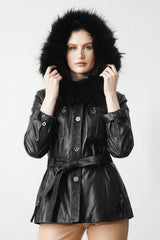 Taillierte echte Damen Lederjacke in schwarz aus Lammnappa mit Kapuze