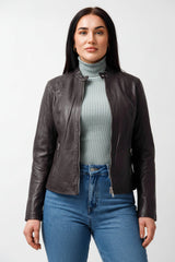 Kurze sportliche Damenlederjacke tailliert aus Lammnappa in Aubergine und Stehkragen