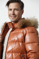 Herren Daunenlederjacke aus Lammnappa orange mit abnehmbarer Kapuze mit Finnraccoonstreifen
