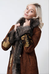 Damen Lammfellmantel in braun mit großem Kragen und mit Knöpfen