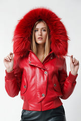 Kurze echte Damen Lederjacke aus Lammnappa rot mit Kapuze und Blaufuchsverbrämung
