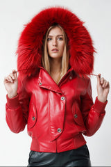 Kurze echte Damen Lederjacke aus Lammnappa rot mit Kapuze und Blaufuchsverbrämung
