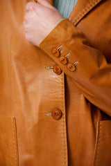 Kurze Damenlederjacke als Blazer tailliert aus echtem Lammnappa in cognac