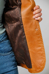 Kurze Damenlederjacke als Blazer tailliert aus echtem Lammnappa in cognac