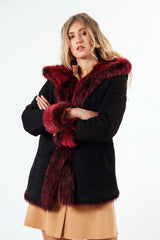 Halblange Damenlammfelljacke aus Volltoscana mit Kapuze tailliert in Schwarz Velour