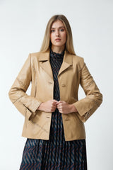 Eleganter Damen Lederblazer aus Lammnappa in camel tailliert zum knöpfen