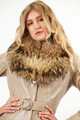 Damen Lederkurzmantel Lammnappa beige mit Finnraccoon Kragen Echtpelz und Gürtel