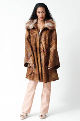 Langer Damen Lammfellmantel mit abnehmbaren Pelzkragen hochschließbar geknöpft