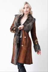 Langer Damen Lammfellmantel in Pelzvelours braun mit Knöpfen