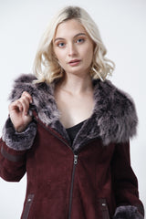 längere leichte Damen Lammfelljacke leicht tailliert in bordeaux mit Kapuze