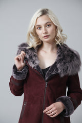 längere leichte Damen Lammfelljacke leicht tailliert in bordeaux mit Kapuze