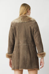 Warme Damen Lammfelljacke in Camel mit Front Reißverschluss und Toskanaverbrämung